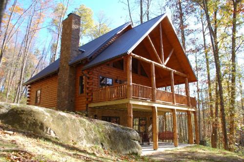 Warsaw Villa | The Secluded Woodbury Cabin, Pond and 42 acres