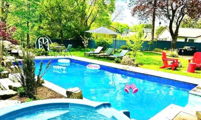 Clarkson-Lorne Park House | The Serenity Home Pool/Yoga/Game Room by the Lake