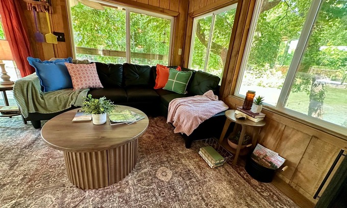 Pocahontas Cabin | The Shanty + Private Sandy Beach + Wi-Fi (very secluded)