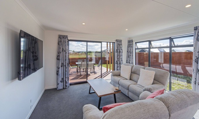 Richmond House | The Shepherds Retreat - Modern Comfort in a Sunlit Haven in Richmond