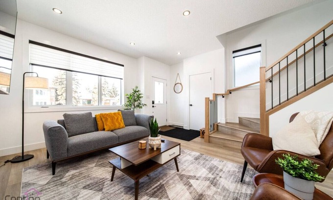 Jasper Place House | The Sherwood | AirCon | Near WEM & DT | Sleeps 10!