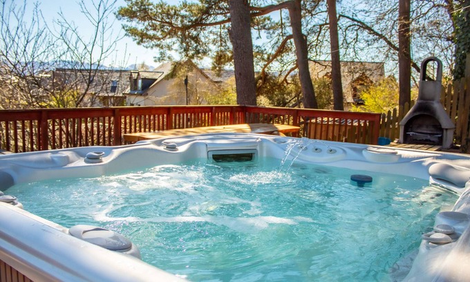 Aviemore House | The Shieling - large Aviemore hot tub lodge