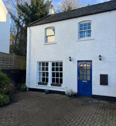 Gatehouse-of-Fleet Apartment | The Ship Inn's Cabin