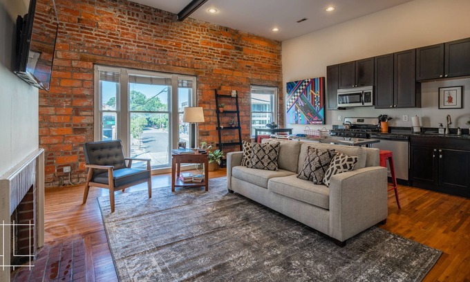 Short North Apartment | The Short North Retreat - Private parking