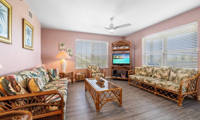 Cedar Key Condo | The Skimmer Condo: Downtown on the Bay - Nature Views - Bird watching