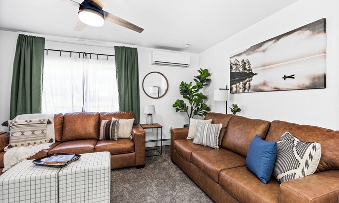 Two Harbors House | The Sly Fox - Lake/Dine/Drink/Shop - Sleeps 6/Dog-Friendly
