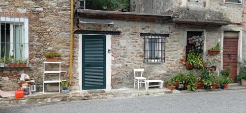 Colonnata Apartment | The small waterfall house, la cascatella