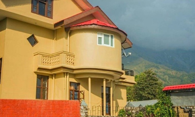 Sidhpur Cottage | The Sojourn - Gulmohar 3 bedroom villa for 10 pax ~ Mountain Views ~ Gardens