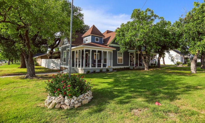 Goldthwaite House | The Southern Breeze Bungalow- a great spot in serene Goldthwaite with AC, WiFi
