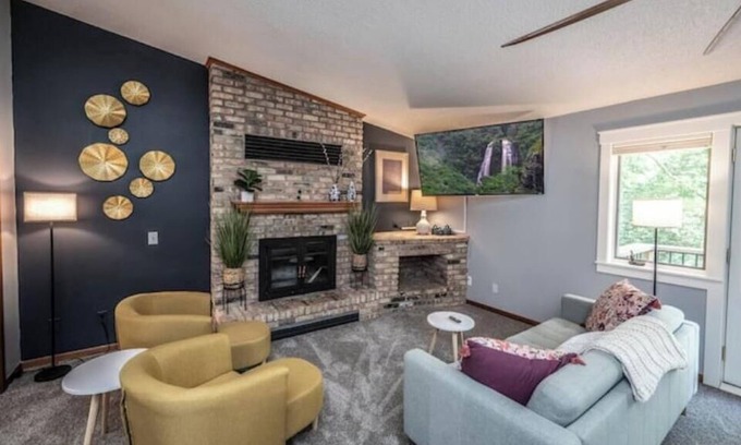Minnetonka House | The Spacious Minnetonka 5BR Retreat Cable Lux Life