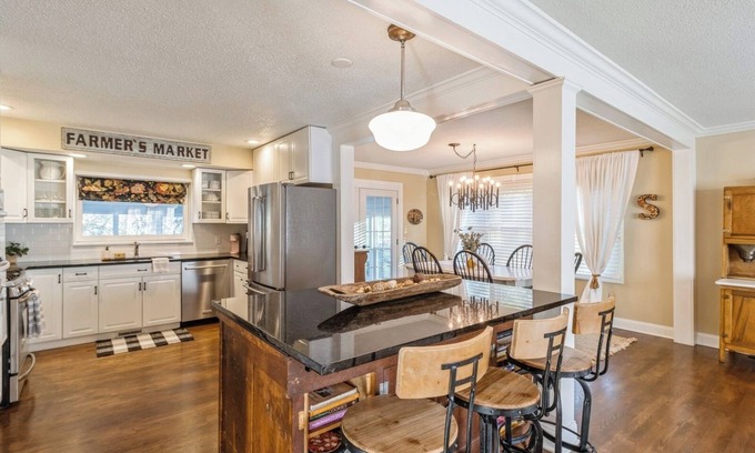 Urbandale House | The Sparks House: 4 Bedroom Spacious Retreat!