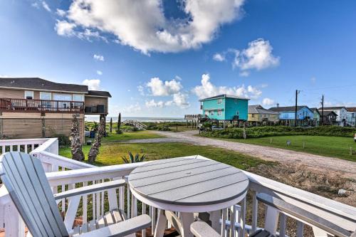 Surfside Beach House | The Spicy Crab Freeport Home with Beach-View Deck!