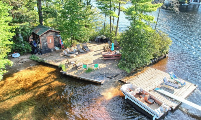 Brantingham House | The Stabbin Cabin Grant Island w/Boat, HotTub, Pet