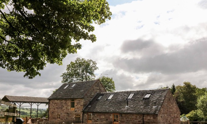 Cauldon Low House | THE STABLES, family friendly, character holiday cottage in Ramshorn
