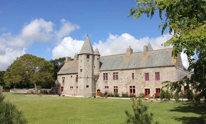 Reville House | The Suites of the Manoir de la Crasvillerie