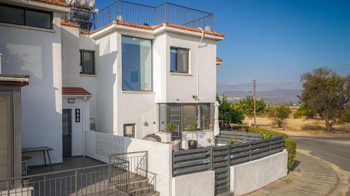 Polis House | The Summer Haven