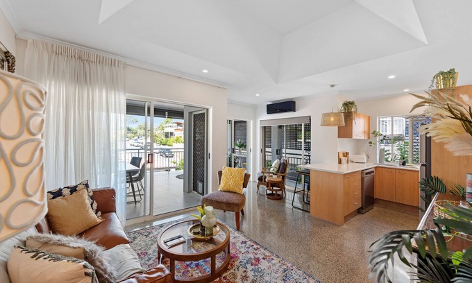Bulimba Apartment | The Summer Home! 2Bed/2Bath/1Car/Balcony ~ Bulimba