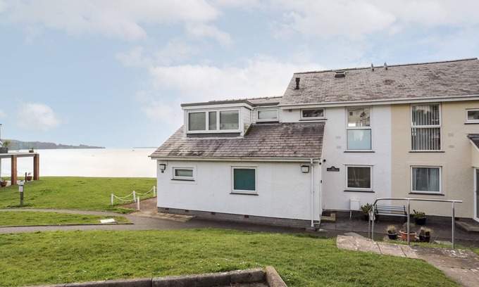 Y Felinheli Cottage | THE SUMMERHOUSE, family friendly, with a garden in Y Felinheli