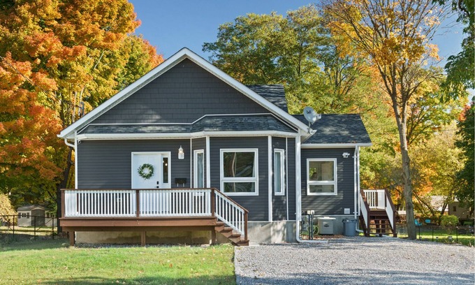 Fenelon Falls House | The Sunflower 4Bdrm Cottage | Walk to Lake Cameron & Downtown Fenelon Falls