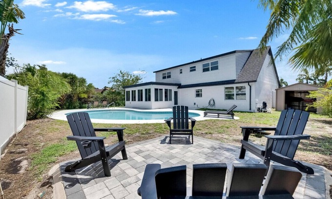Bay Crest Park House | The Sunny Escape – Retreat with Pool & Game Room