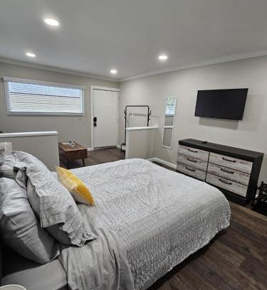 Cleveland Apartment | The Sunshine Suite