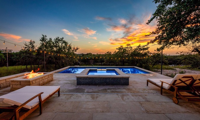 Austin House | The Sweet Retreat l VOLLEYBALL COURT l Heated Pool & Spa l Sleep 20