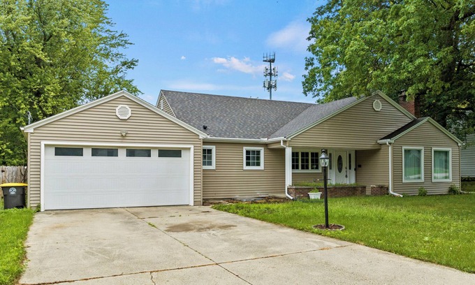 Fort Wayne House | The "Team House", large home near SportOne Sleeps 26+
