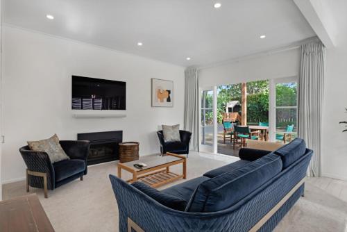 St. Heliers House | The Terrace with BBQ - Parking Minutes To Beaches
