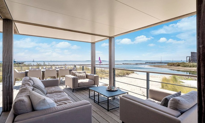 Ouddorp House | The terraces of a 4-person Villa Super VIP are located directly by the water, with access to a private swimming pier, perfect for children.