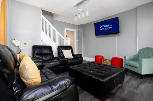 Niagara Falls House | The Texas Hold-em Duplex- 3BR Free Parking, Minutes From Falls & Casino