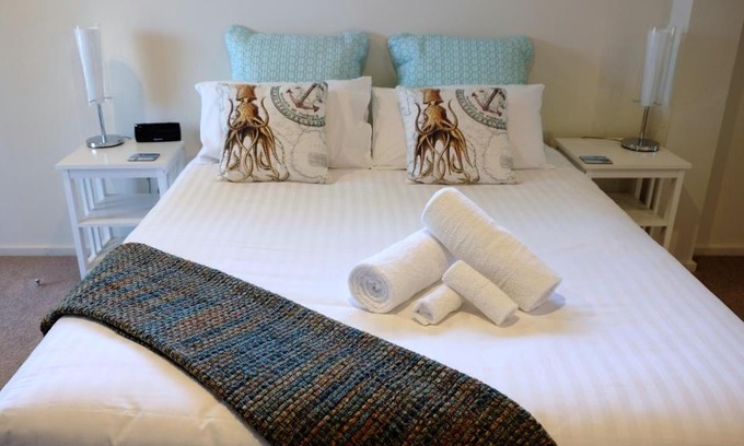 Binalong Bay Apartment | THE TIN SHED Couples accommodation at Bay of Fires