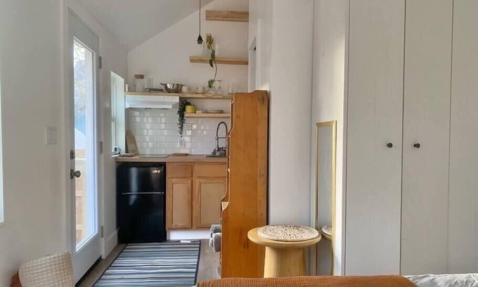 Blackshear-Prospect Hill House | The Tiny Suite . Walk to Austin's Favorites!