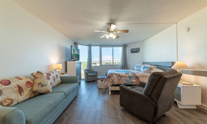 Thomas Drive Condo | The Tip-Sea Turtle Panama City Beach, Beachfront Studio! Sleeps 4