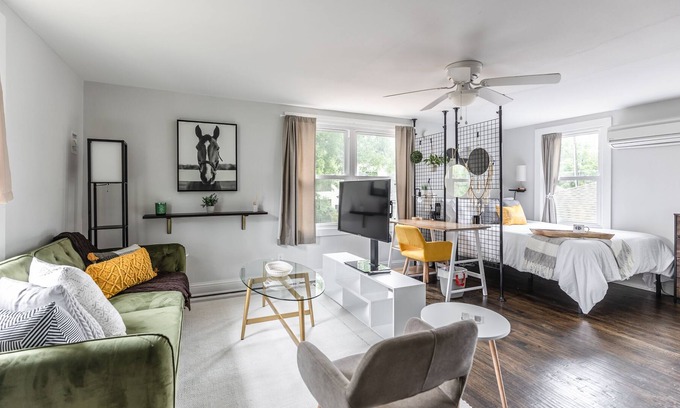Knox - Henderson Apartment | The Tourist Studio - Free Wine/WiFi/Self Check-In