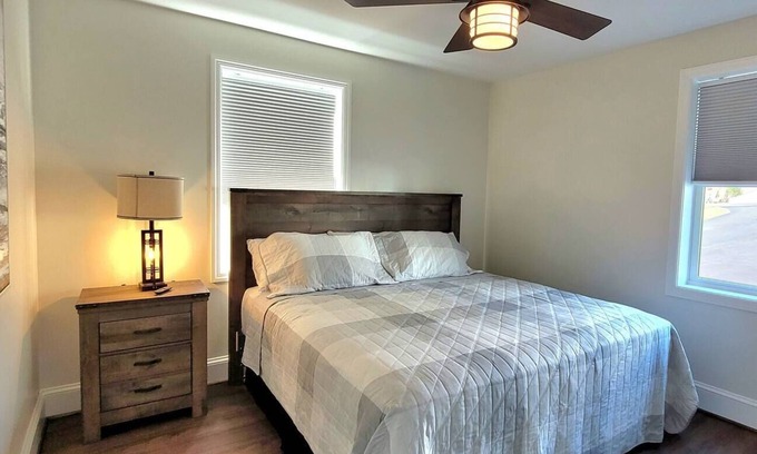 Tazewell Apartment | The Traveler On Main - Suite #2- Across the Street from Back of the Dragon!