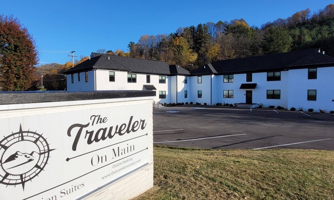 Tazewell Apartment | The Traveler On Main Suite #10- Across the Street from Back of the Dragon!