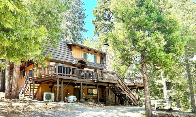 Arnold Cabin | The Treehouse Cabin in Blue Lake Springs - Walk to Fly-In-Acres Lake
