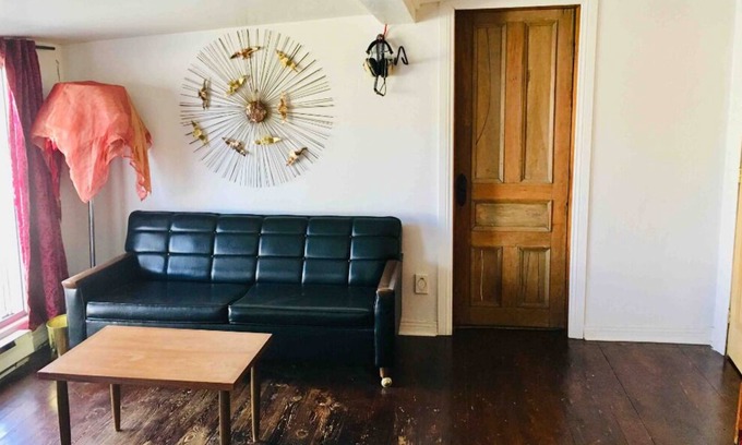 Laval Apartment | The treehouse Den. A cozy place for composers