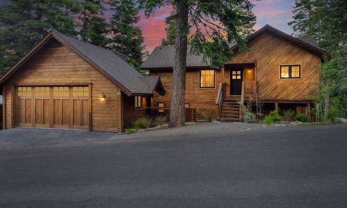 Kingswood Estates Cabin | The Treehouse: Hot Tub, New Remodel, EV Charger, 3 King Beds, 2 En Suites