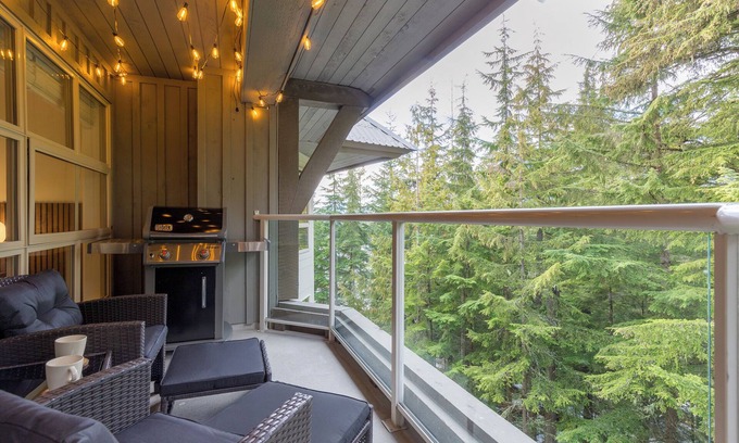 Blackcomb Condo | ❄︎The Treehouse❄︎ New Top Floor 1 BR Ski in/out - 3 Hot Tubs & Pool | The Aspens