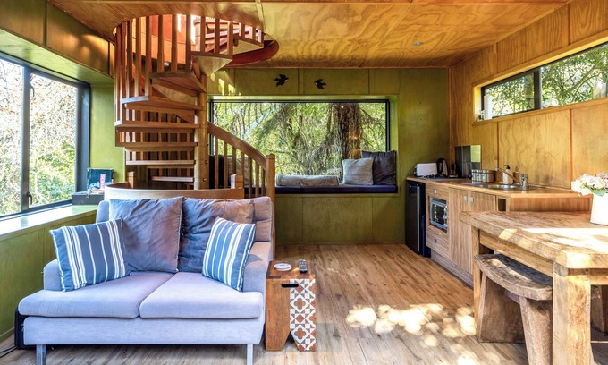 Oneroa House | The Treehouse - soak in the private hot spa pool under the stars!