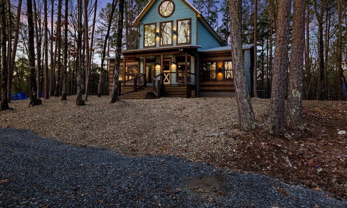Broken Bow Cabin | The Trinity Retreat - Loft, Game Room, Pool Table, Hot Tub, FREE Firewood!