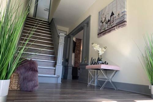 Niagara Falls House | The Trotter Manor- With Private Yard & Free Parking, Minutes From Falls & Casino by Niagara Hospital
