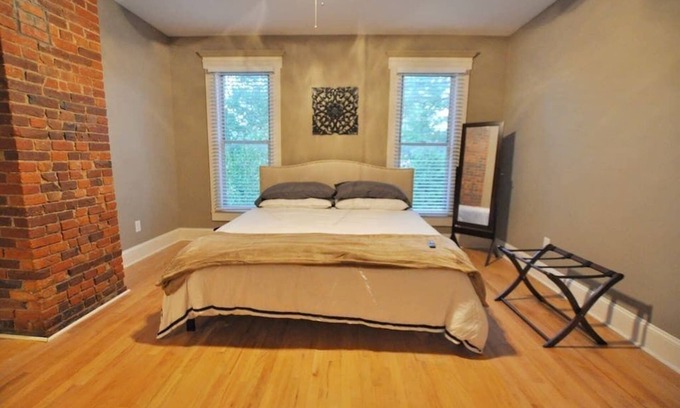 Italian Village House | The Troubadour- Great Location
