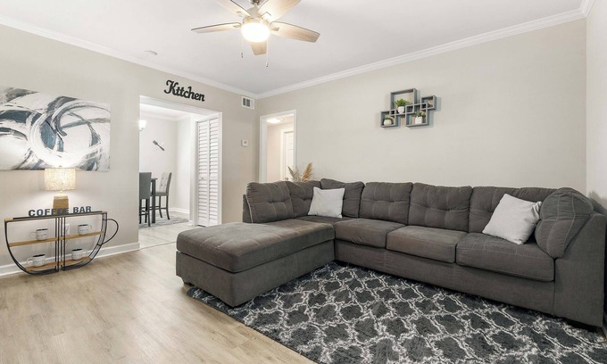 Mobile Apartment | The Tulip in Midtown