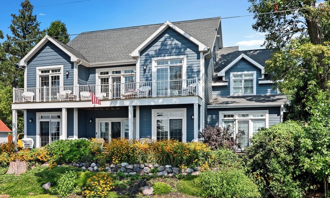 Como House | THE ULTIMATE 6 BEDROOM LAKEHOUSE