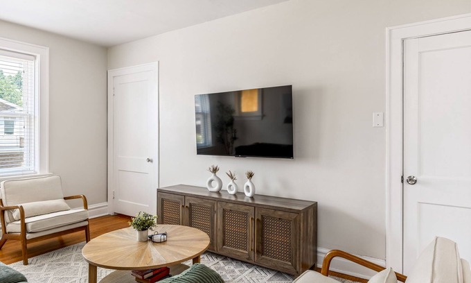 Lindenwood Park Apartment | The Upper Grove by StayLage