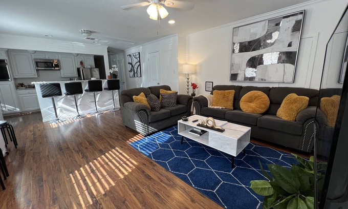 Uptown House | THE UPTOWN BUNGALOW-COVERED PARKING-Walkable Historic Neighborhood-PET FRIENDLY!