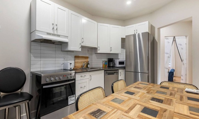 Cote-Des-Neiges—Notre-Dame-De-Grace Apartment | The Urban Retreat | Trendy 3BR in NDG