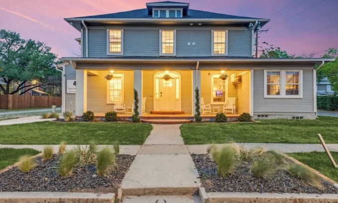 Denton Apartment | The Vanderbilt Mansion Apt 7 Near Downtown and TWU
